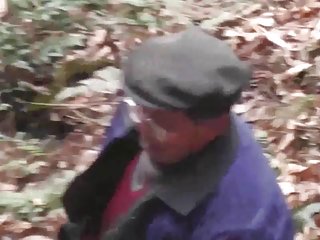 Er trainiert den Arsch seiner jungen Freundin, während er sie auf allen vieren durchdringt